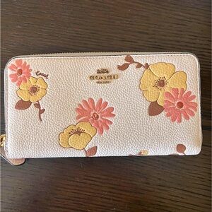 Coach Accordion Zip Around Wallet With Floral Print Brass/Chalk Multi